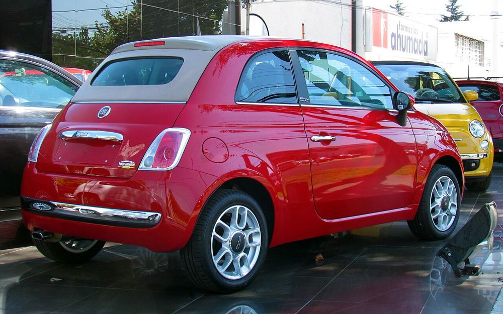 Fiat 500 cabriolet rouge — citadine décapotable